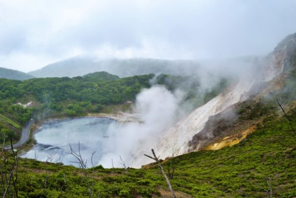 硫黄温泉が噴き出る蒸気を見ることができる火口。もくもく