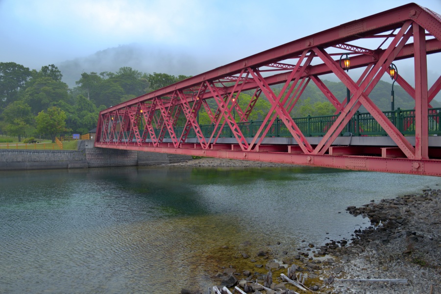 千歳川に架かる山線鉄橋。支笏湖のシンボルだ。