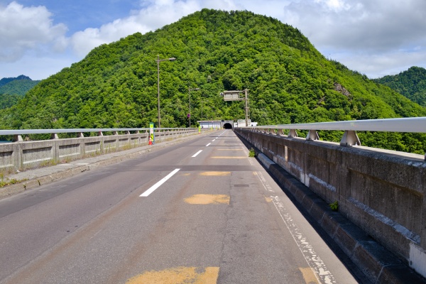 堤頂は道道・小樽定山渓線が通る。