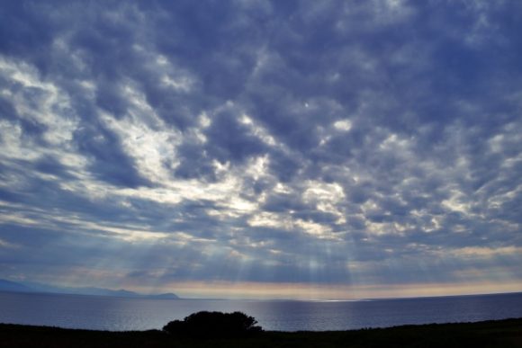 嶺泊展望パーキングから小樽方面を眺める。後光が素晴らしい！16：23撮影