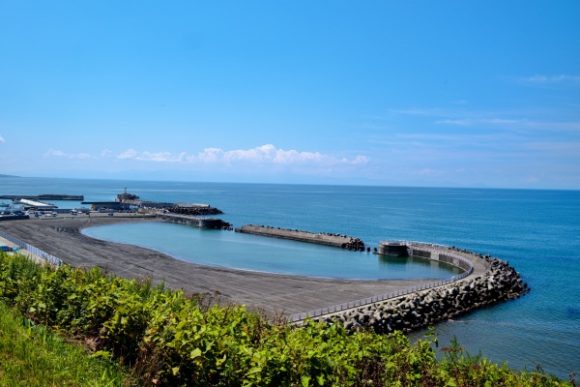 厚田港、海水浴場が見渡せる。