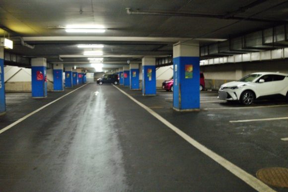 釧路和商市場・地下駐車場。細い道があるので注意。