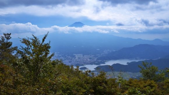 山頂から富士山が見える。