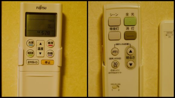 左：エアコンのリモコン、右：照明のリモコン(便利！)