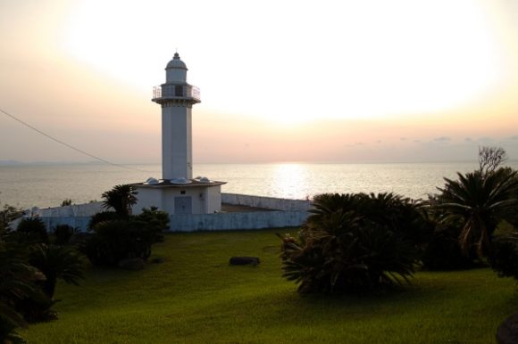 夕日を背景に長崎鼻灯台が見える。