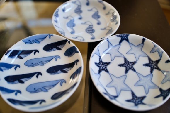 クジラやヒトデが描かれたお皿。
