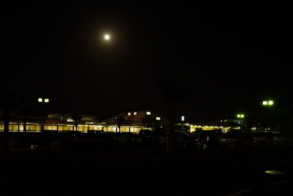 指宿駅と満月。