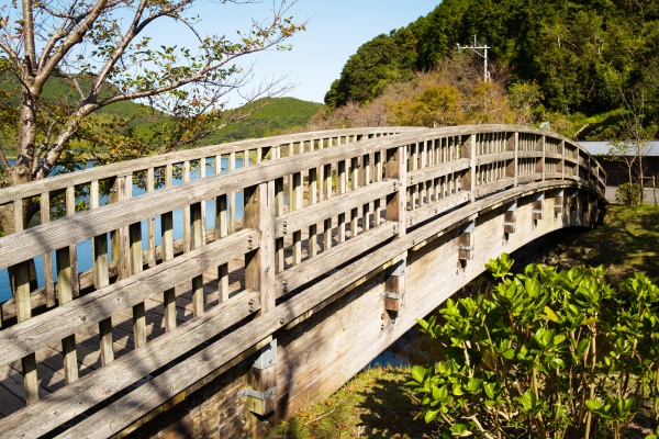 木橋を渡って散策もできます。