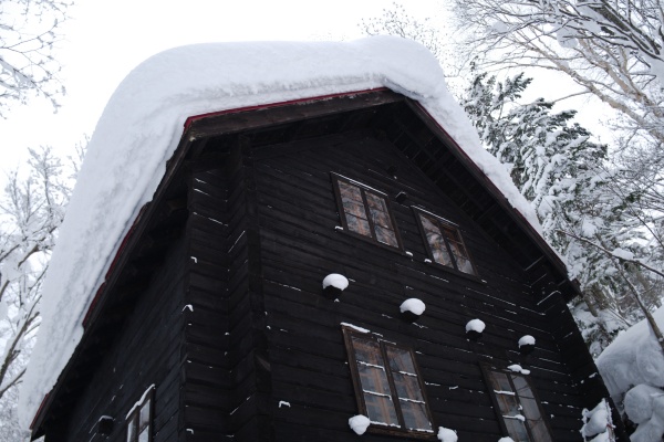 屋根の上の雪に気を付けよう。恐る恐る進む。