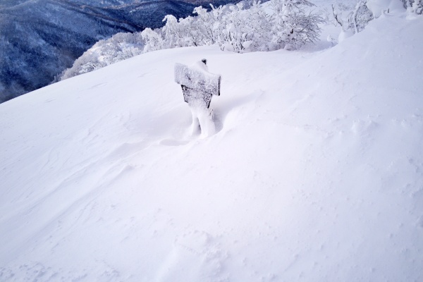 雪に埋もれる札幌岳。