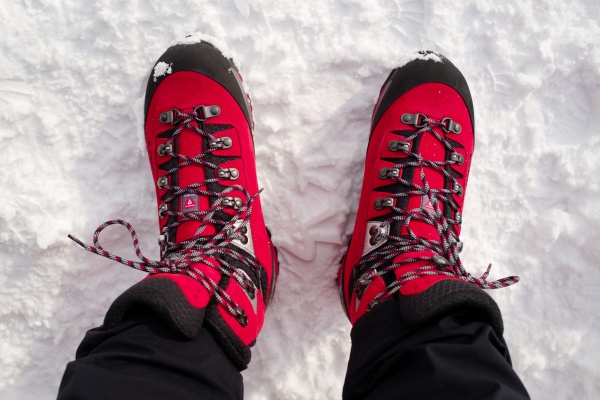 雪に映える赤い靴！
