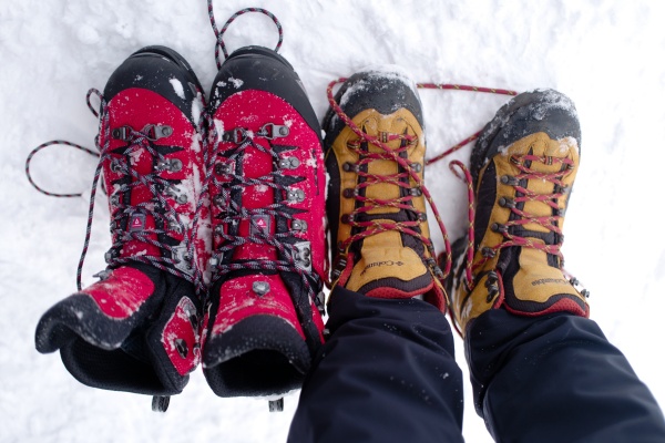 左：厳冬期用の登山靴。右：トレッキングシューズ。