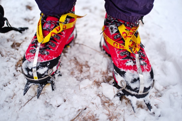 厳冬期登山靴用のアイゼンは使えない感じ。