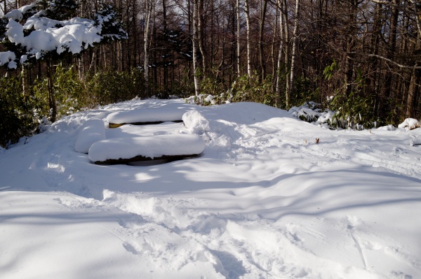 雪で埋まったベンチ。