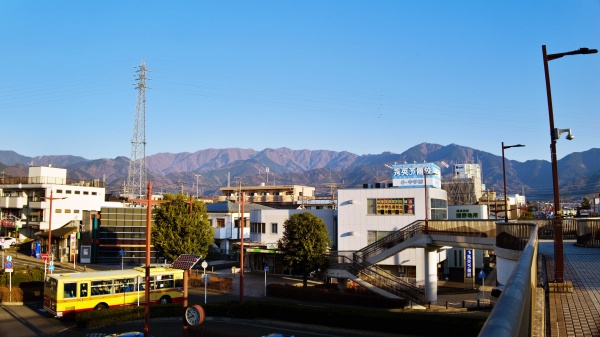 渋沢駅ホームから見える丹沢の山々。