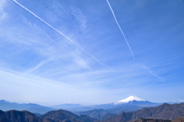 飛行機雲と富士山。絶景が続きます。