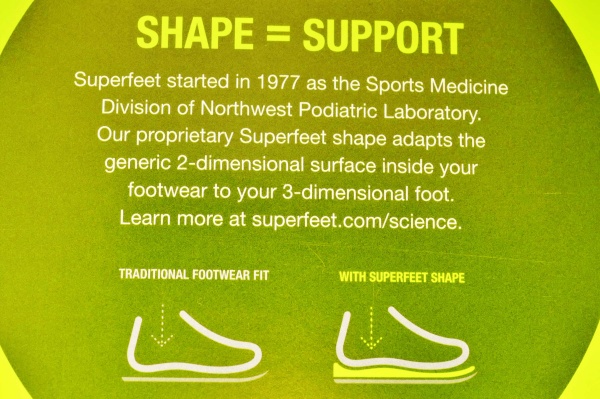 スーパーフィートは1977年にスポーツ医学としてスタートしました。 ノースウエスト・ポディアミック・ラボラトリーの事業部です。当社独自のスーパーフィートの形状は、一般的な2次元の表面を適応させます。