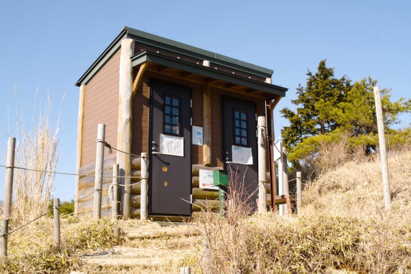 花立山荘近くには有料トイレがある。