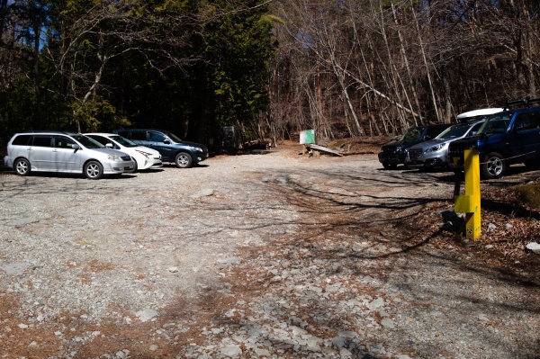 駐車場には数台の車。