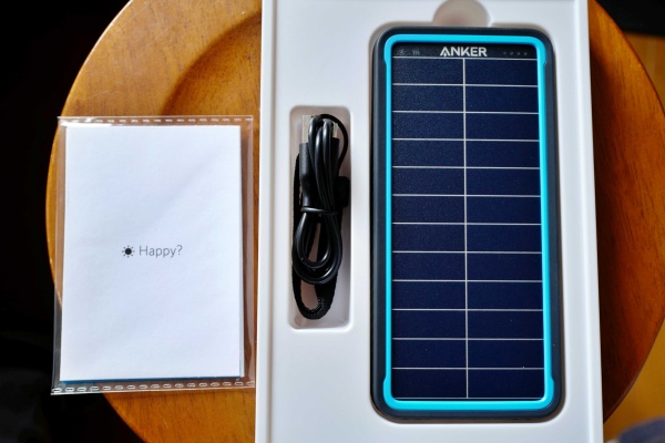 Anker PowerCore Solar 10000を開封。
