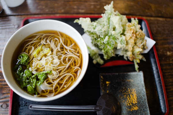 山菜の天ぷらと蕎麦！1550円