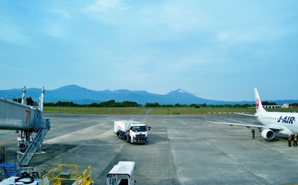 鹿児島空港から韓国岳、高千穂峰を眺める。