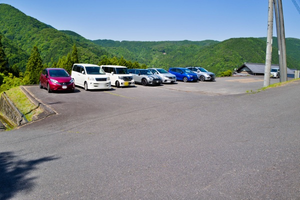 恵那神社専用の駐車場。登山者は停められるのかな？