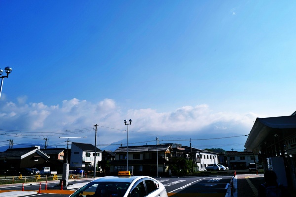 近江長岡駅から伊吹山を眺める。山頂は雲で見えない。