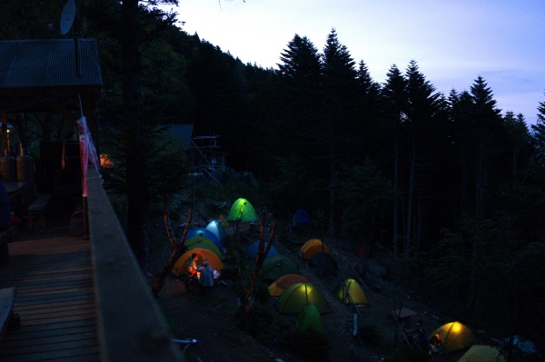 夜のテント場。足元が暗くなるので照明が必要。