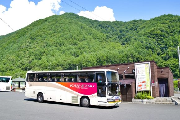 戸倉には新宿直通のバスが停車していた。要予約らしい。