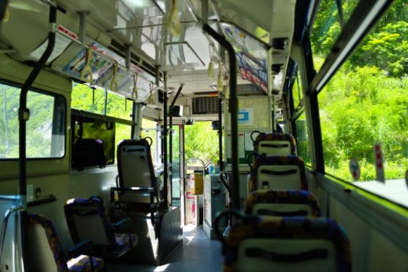 バスの乗車人数も6人。