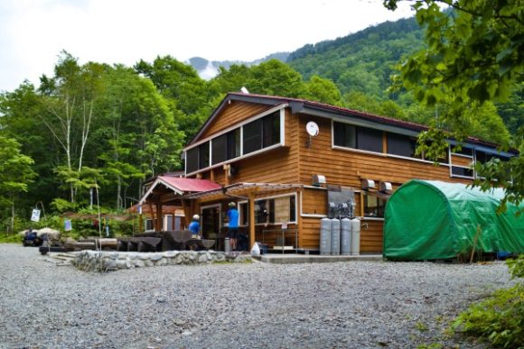 21年8月わさび平でキャンプ テント場の様子 予約は必要