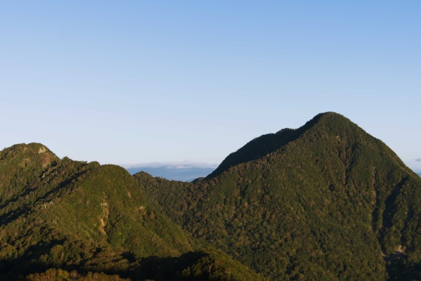 朝焼けの皇海山(右)。左にあるのが鋸山