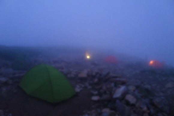 朝靄のキャンプ場。