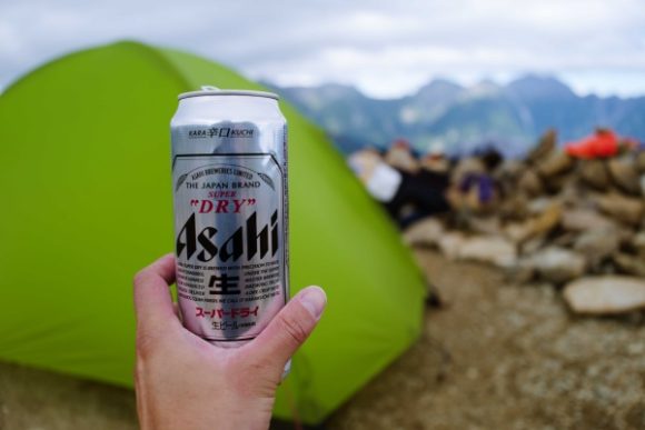 笠ヶ岳山荘の500mlビールは800円と高い。