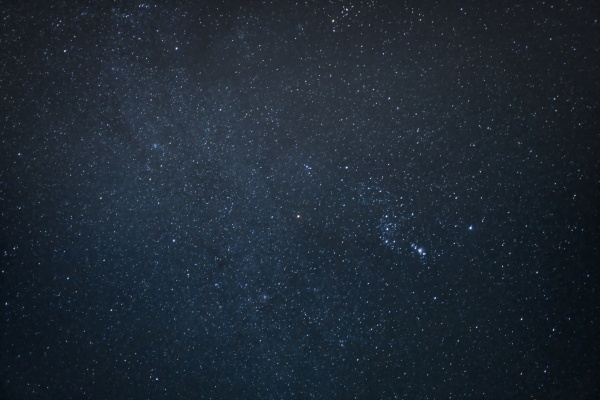 こちらはSEL20F28Qで撮影した雷鳥沢の星空です。