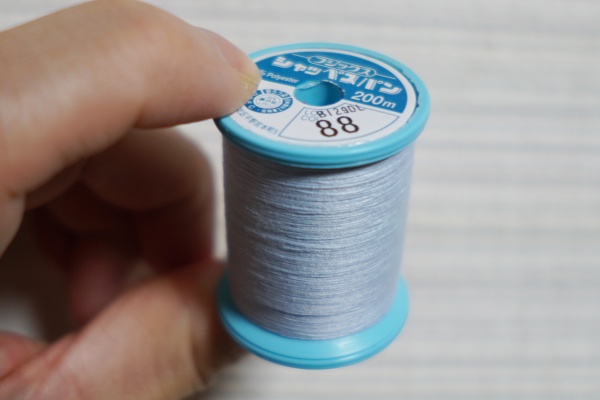 青っぽい糸を使用