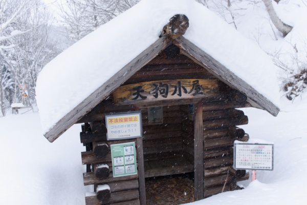 天狗小屋は雪で覆われていた。