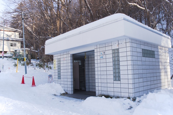 市民スキー場入口・駐車場付近にトイレあります。