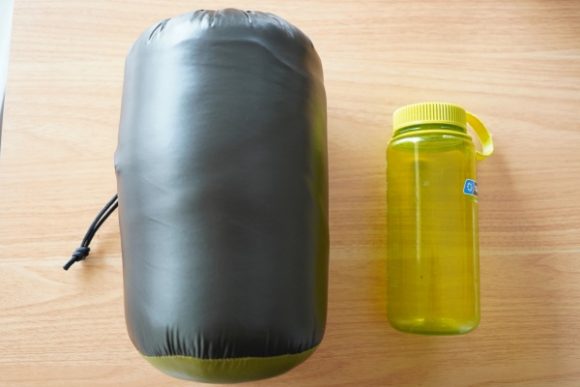 寝袋とナルゲンボトル(500ml)を比較