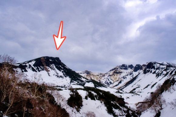 十勝岳温泉からみた三段山。崖尾根コースは険しそうだね。