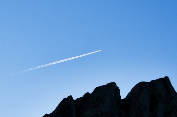 燕岳と飛行機雲。ズームできるって良いな。