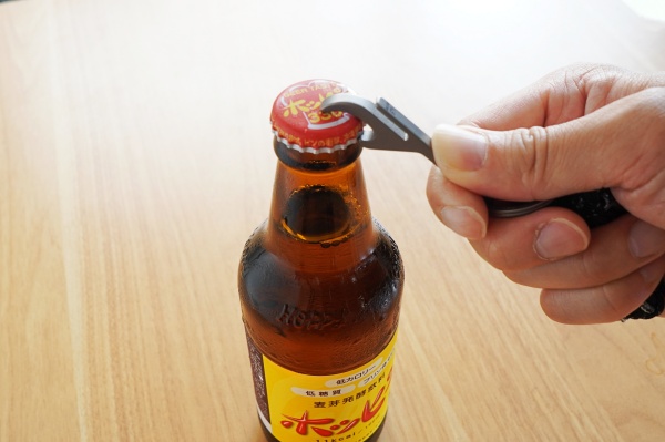 しっかり蓋のギザギザに合わせる。片手でボトルを固定すればなお開けやすい。