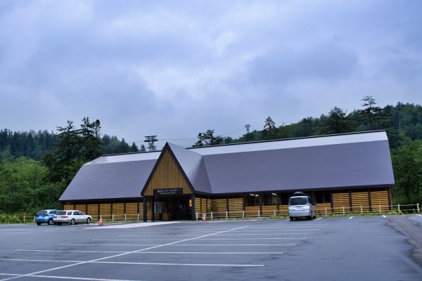 旭岳温泉ビジターセンターは駐車場は広いが営業時間外はトイレがないので注意