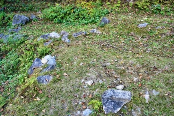 ペグダウンしやすい手ごろな石がいくつかある。