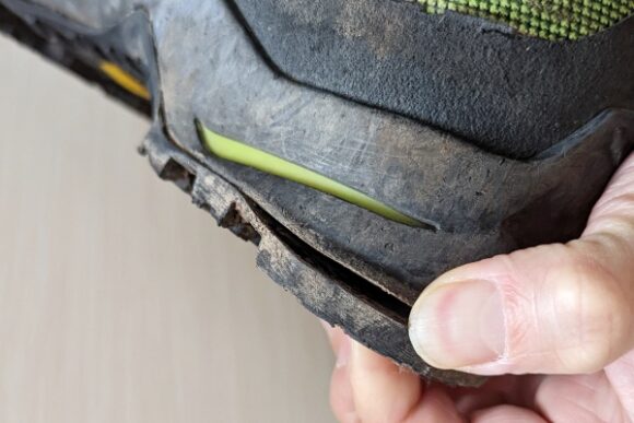 登山靴の踵がやや剥がれる。