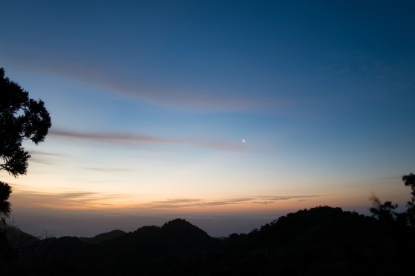 日の出前の屋久島。月も出てる