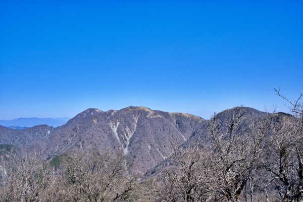 蛭ヶ岳と丹沢山の稜線。