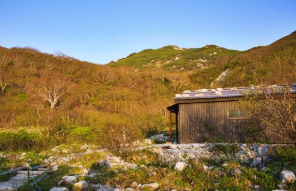 朝焼けに染まる空木平避難小屋と空木岳