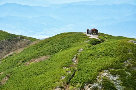 檜尾岳から見える檜尾小屋。ポツンと絵になる小屋だ。
